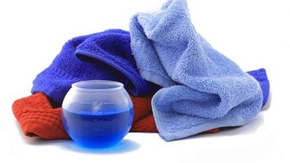 Waschmittel Weichspüler und Handtücher
